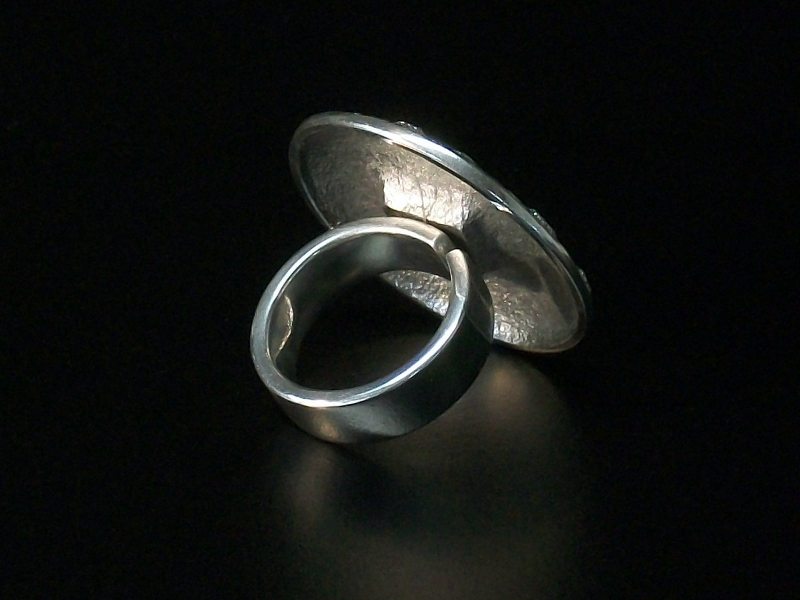 Anel de pewter com crateras 3D da superfície lunar