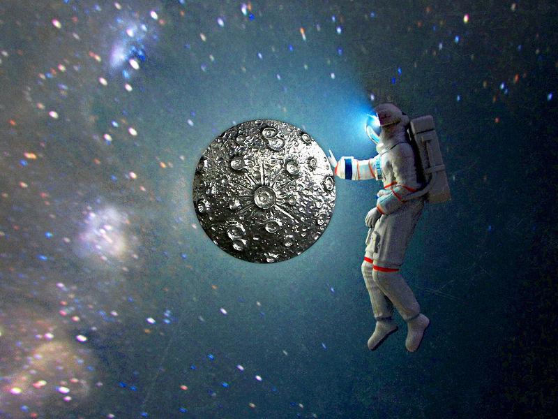 Astronauta toca Lua Cheia de pewter
