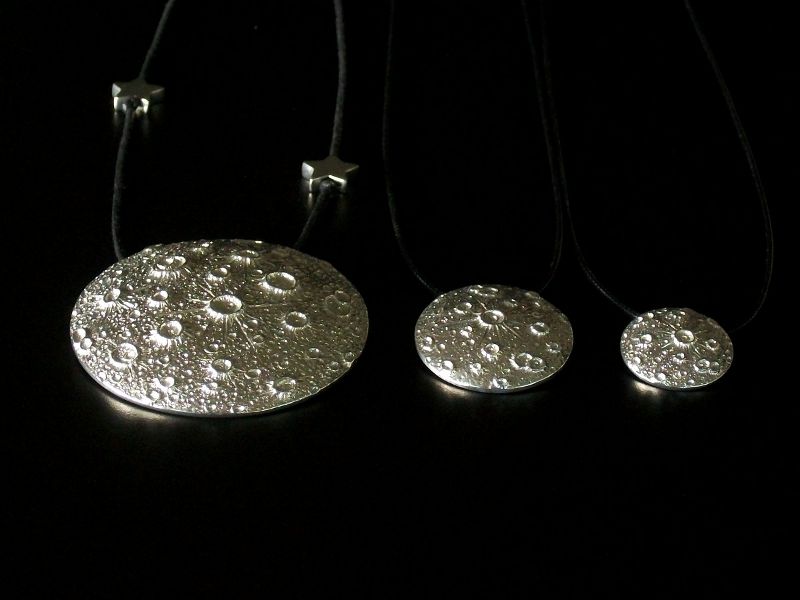 Três pingentes com réplicas da Lua cheia Coleção de pingentes da Lua