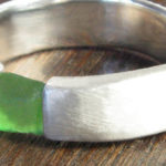 Alianças e anéis de prata com cacos rolados de vidro colorido