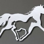 Cavalos em painel de metal para decoração de haras e fazendas
