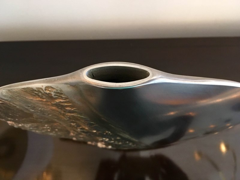 Vaso estreito de metal