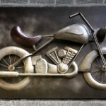 Motocicleta antiga em painel de metal para ambientes industriais