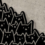 Silhuetas de gatos pretos de metal em moderno painel de parede