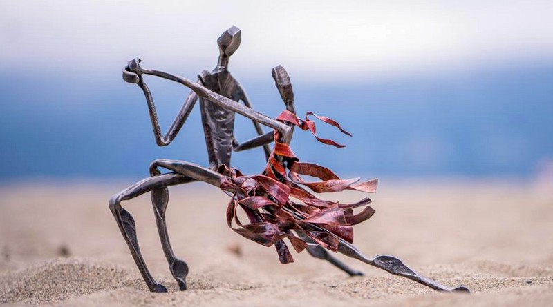 Escultura de casal bailando