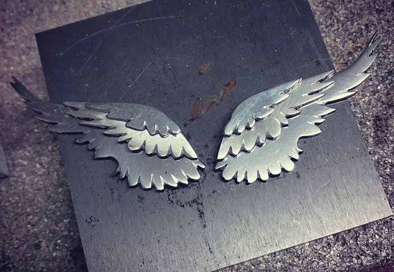 Par de asas de anjo de metal