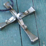 Crucifixo feito com cravos de metal: símbolo cristão para a cura