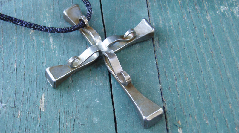 Cruz feita de pregos