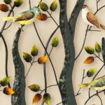 Painel de celebração à vida com passarinhos em árvores de metal