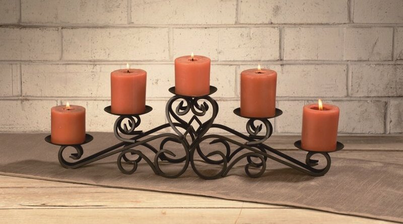 Castiçal de metal com velas