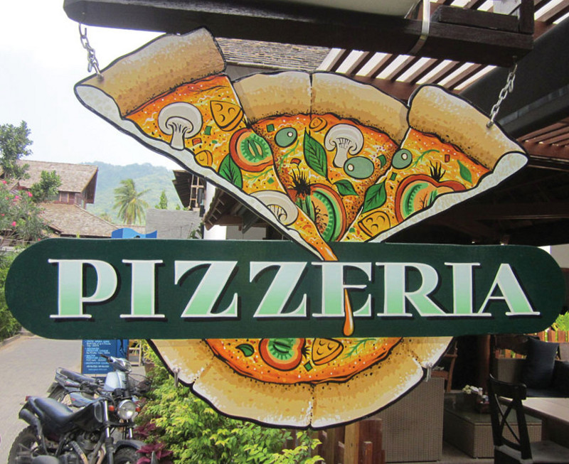 Placa com pintura artística de pizza