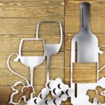 Decoração de bar: painel com garrafa e taças de vinho de metal