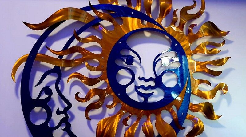 Sol e Lua com rostos de metal