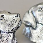 Réplica da cara de cachorro Labrador em metal prateado