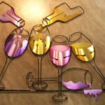 Painel com taças e garrafas de vinho em aço e alumínio