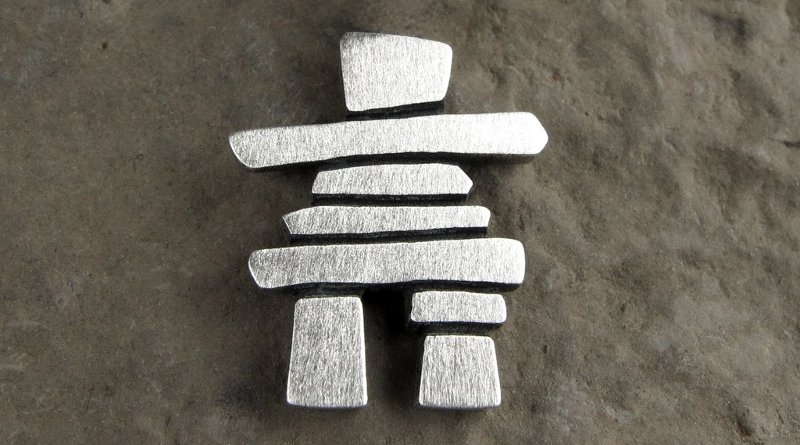 Escultura de alumínio escovado
