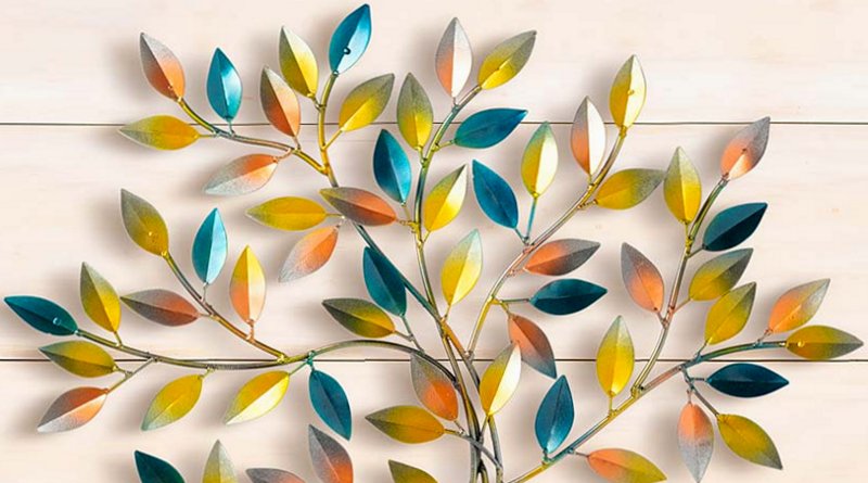 Painel de árvore com folhas coloridas