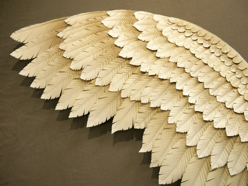 Escultura metálica de asa de anjo