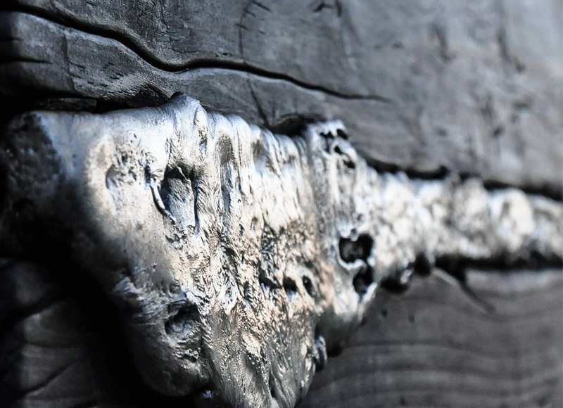 Obra de arte com madeira e metal derretido