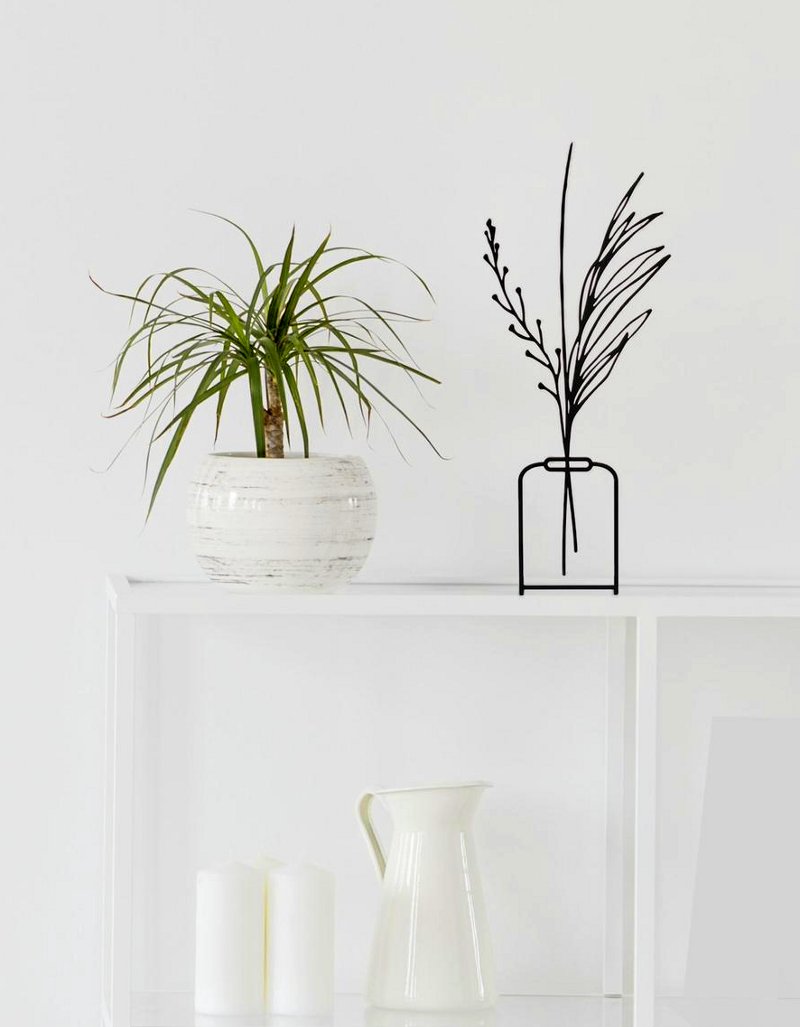Vasos com plantas em esculturas minimalistas de ferro forjado