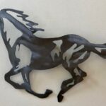 Cavalo a galope – painel de metal para casa de campo ou fazenda