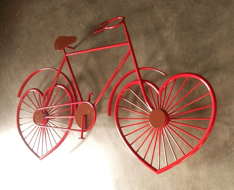 Painel com bicicleta vermelha de metal