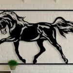 Cavalo em painel de metal na decoração de hotel-fazenda e haras