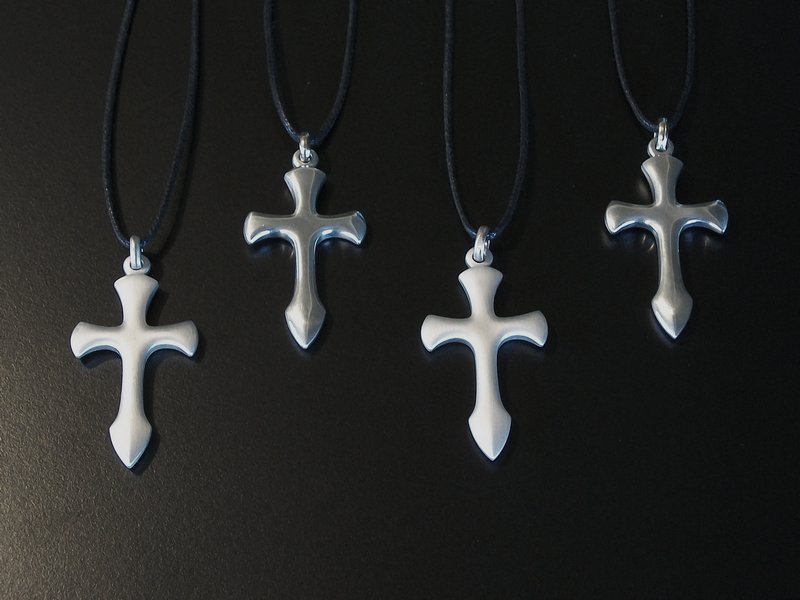 Crucifixos em forma de espada Símbolos de proteção cristã