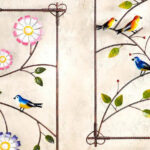 Painel tropical com flores e pássaros pousados em galhos de aço