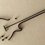 Escultura de guitarra elétrica em metal para decoração de parede