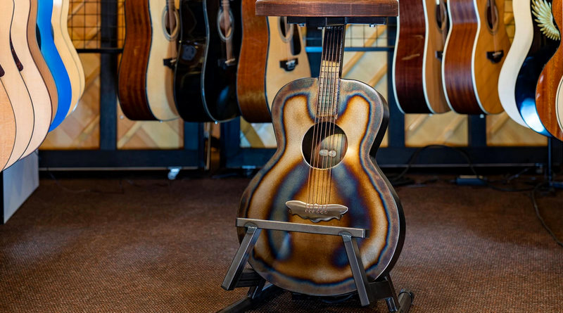 Banquinho de metal com formato de violão Banqueta de ferro para violonista
