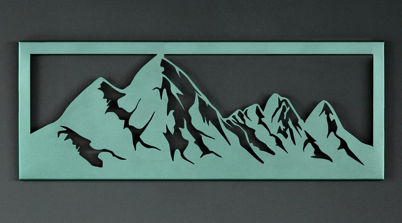 Painel de metal com montanhas
