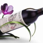 Porta-garrafa de vinho ornamentado com flores de ferro forjado