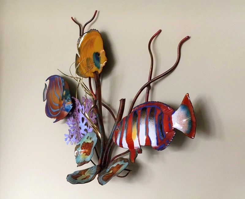 Painel de metal com peixinhos coloridos