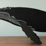 Escultura de baleia jubarte emergindo ou na posição de mergulho