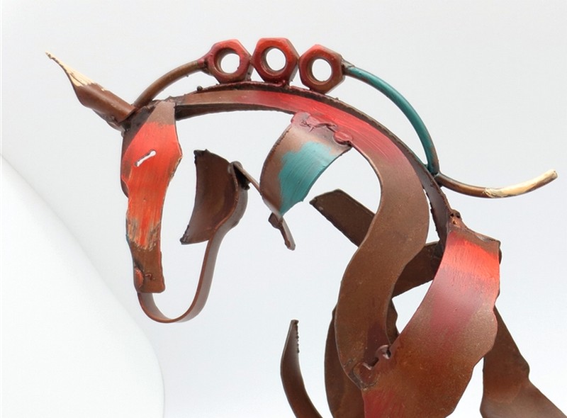 Escultura moderna de cavalo