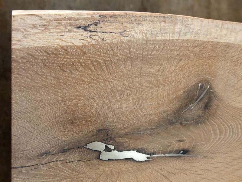 Rachadura na madeira restaurada com metal derretido