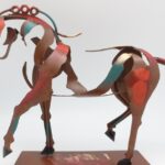 Cavalo trotando numa elegante escultura 3D de conceito abstrato