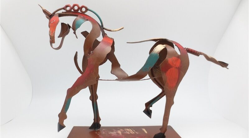 Escultura reciclada de cavalo