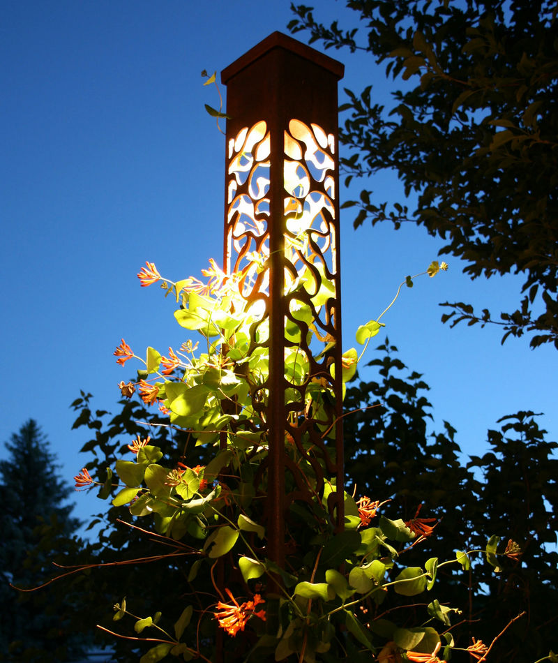 Poste escultural para iluminação de jardim