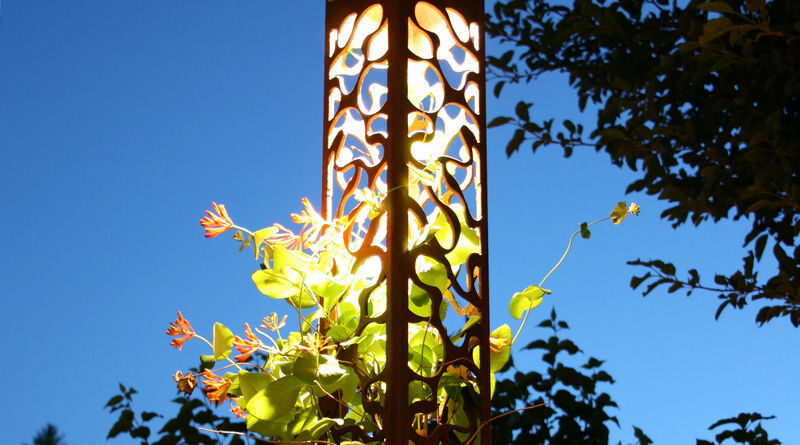 Escultura iluminada para jardim