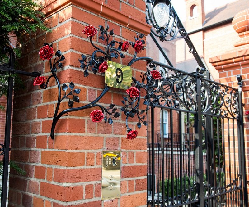 Placa chique de endereço com flores Placa dourada com rosas vermelhas de metal