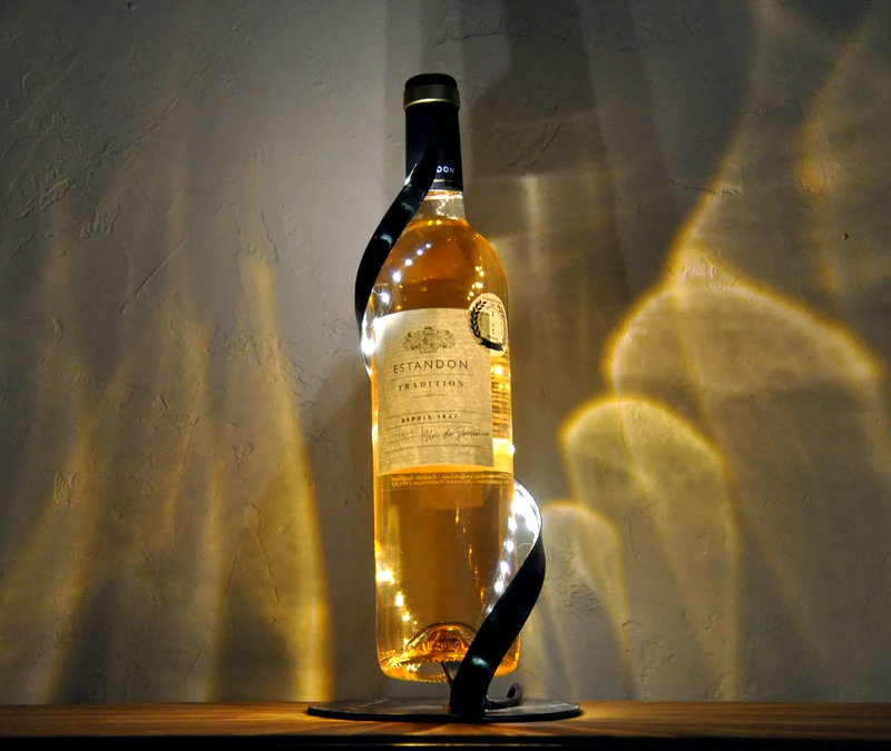 Suporte iluminado para garrafas de vinho