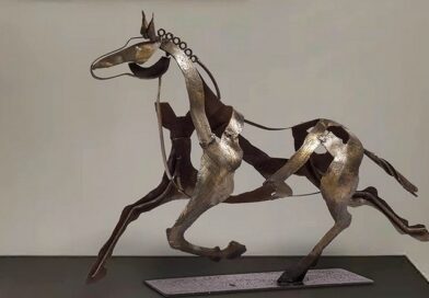 Escultura de cavalo em metal