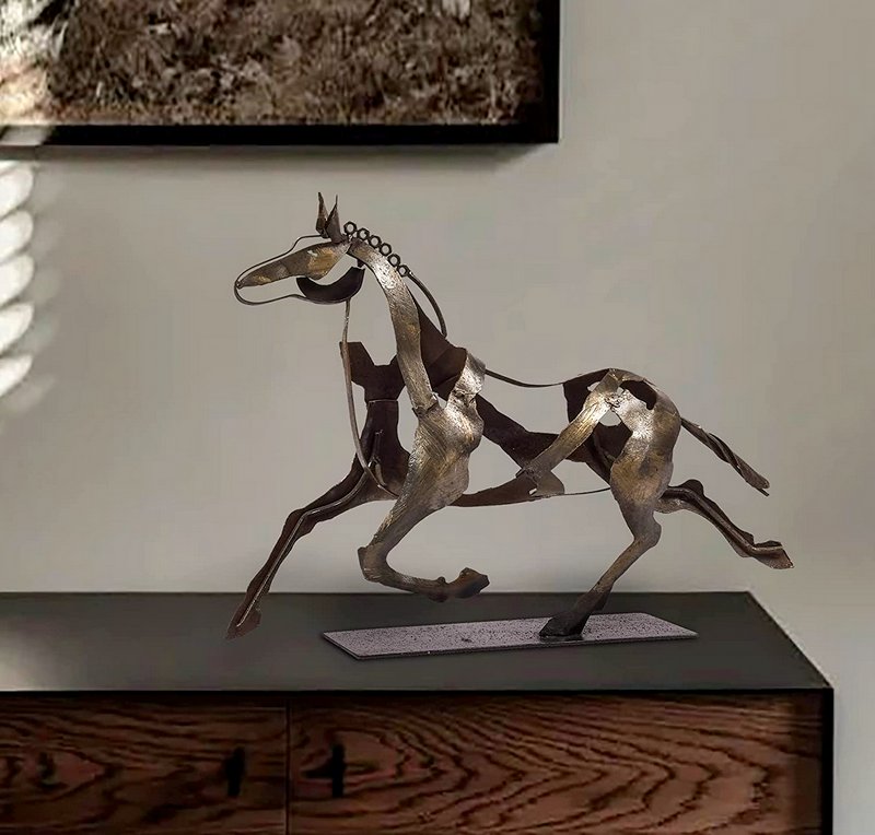 Estátua de cavalo de metal