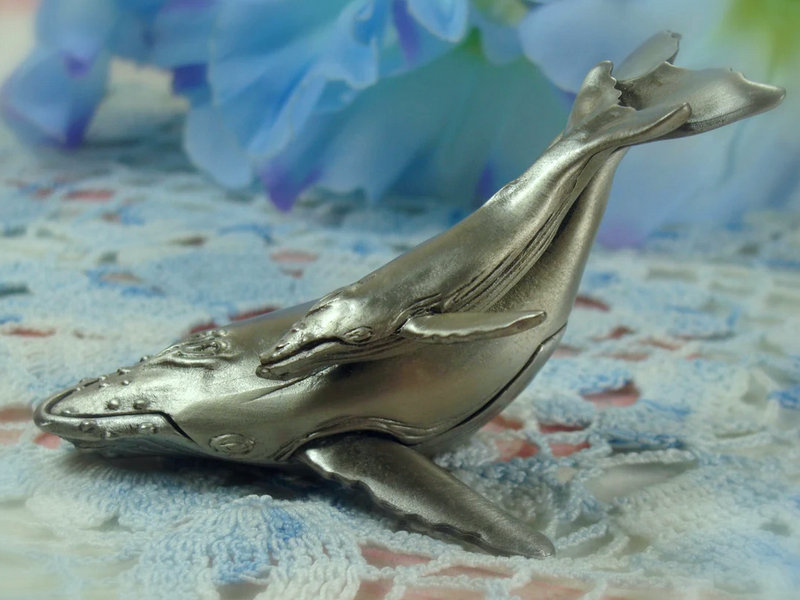 Escultura de baleia em pewter