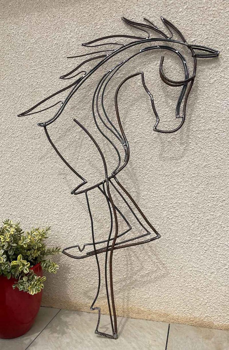 Escultura de cavalo com ferragem reciclada