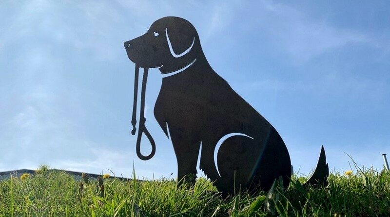 Escultura de cãozinho em chapa de aço