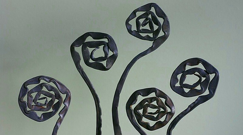 Flores geométricas forjadas em metal