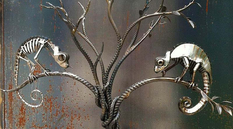 Lagartos em árvore de metal